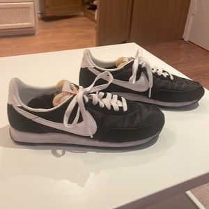 Black and white Nike Tailwind